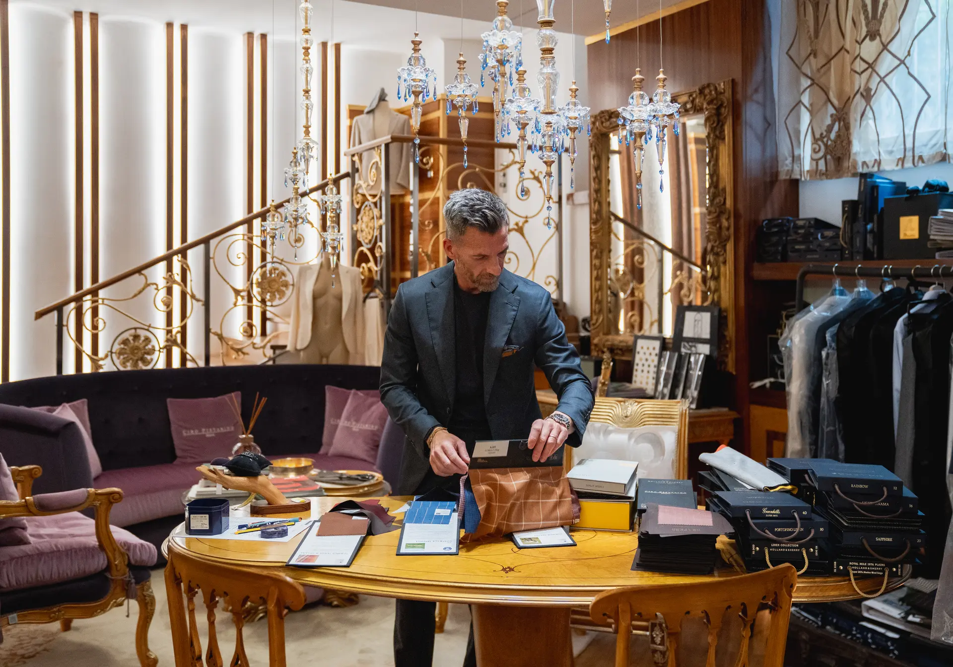 Ciro Pistarino con un abito su misura in lavorazione