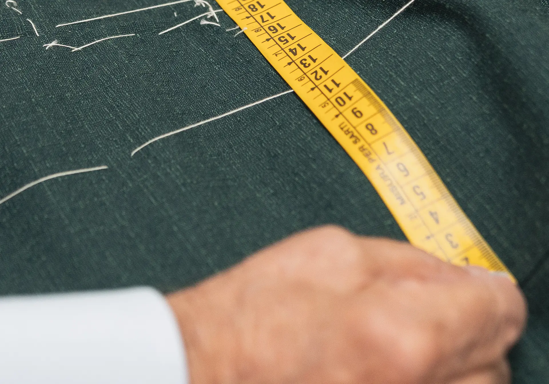 Ciro Pistarino lavora a mano su un abito su misura